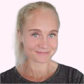 Anne-Marika Partanen profiilikuva vaaleanpunaisella taustalla.